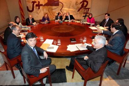 El Gobierno catalán, en su reunión de ayer en el Palau de la Generalitat.