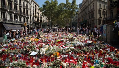 Memorial que se mantuvo temporalmente en La Rambla tras los atentados de agosto.