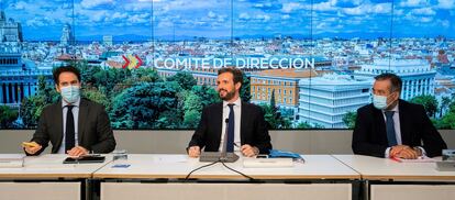 Teodoro García Egea, Pablo Casado y Enrique López en la reunión del Comité de Dirección del PP en la sede del partido, ayer en Madrid.