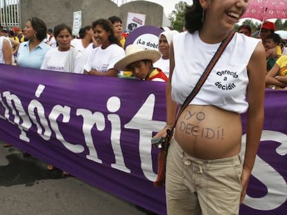 Manifestaci&oacute;n a favor de la libre elecci&oacute;n del aborto en Managua (Nicaragua), en 2006. 