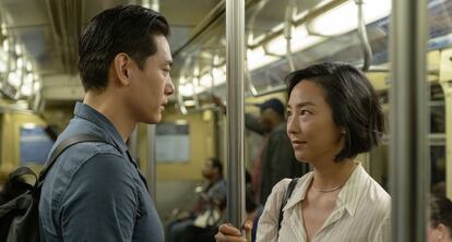 Teo Yoo y Greta Lee, en 'Vidas pasadas', de Celine Song.