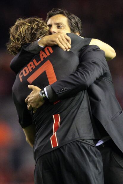 Forlán y Quique Flores se abrazan tras la clasificación para la final de la Liga Europa.