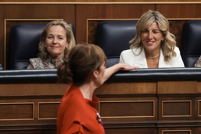 La diputada de Sumar Marta Lois junto a las vicepresidentas Nadia Calviño (i) y Yolanda Díaz (d) en la primera sesión del debate de investidura del pasado septiembre.