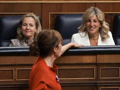 La diputada de Sumar Marta Lois junto a las vicepresidentas Nadia Calviño (i) y Yolanda Díaz (d) en la primera sesión del debate de investidura del pasado septiembre.
