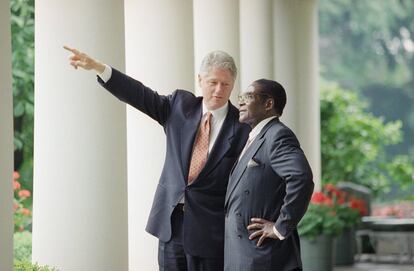 Durante su mandato de 37 años al frente de Zimbabue, uno de los más largos del continente africano, pasó de ser héroe de la independencia y amigo de Occidente a tirano que provocó el hundimiento económico de su país. En la imagen, Bill Clinton junto a Robert Mugabe durante una visita a la Casa Blanca, en 1995.