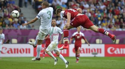 Nicklas Bendtner marca de cabeza ante Portugal