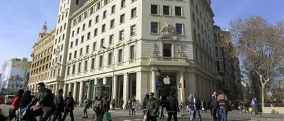 Edificio de Banesto en Barcelona, adquirido por Ortega, donde Apple tiene una tienda.