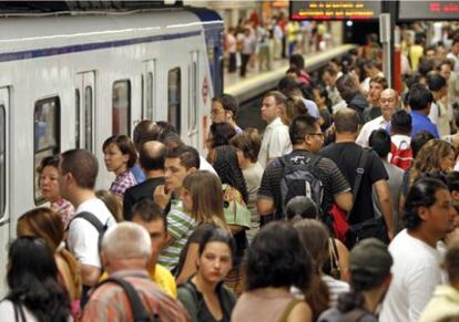 Los usuarios esperan en un andén del metro de Madrid en una nueva jornada de huelga de trabajadores del suburbano.