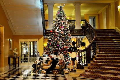 El exclusivo hotel Claridge's de Londres tiene en su hall un no menos exclusivo árbol de Navidad diseñado por Alber Elbaz para Lanvin. Parece una pieza clásica en la parte superior pero, cuando se presta atención a los pies, se ve la clásica locura de Elbaz, que también aparece representado en forma de muñeco decorativo.