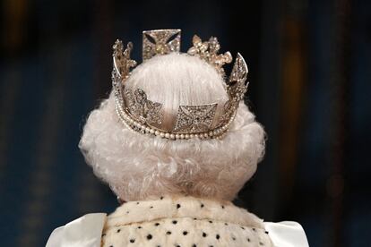 La reina de Inglaterra, con su espectacular corona.