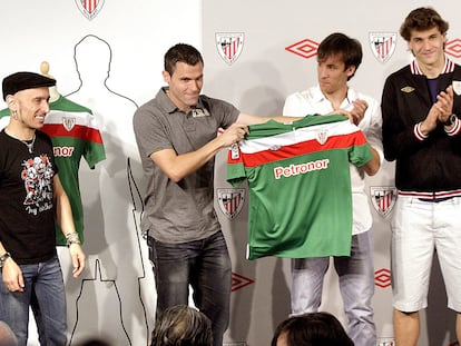 07/04/2011. El líder de Fito & Fitipaldis, Fito Cabrales (izquierda), ha presentado esta mañana la segunda equipación con la que jugará el Athletic la próxima temporada. En la imagen, junto al cantante y de izquierda a derecha, los jugadores Pablo Orbaiz, David López y Fernando Llorente.