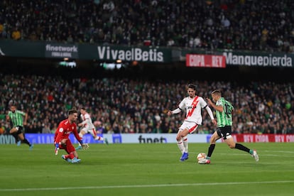 Canales centra el balón a Borja Iglesias, autor del gol del Betis.