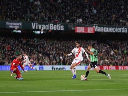 Canales centra el balón a Borja Iglesias, autor del gol del Betis.