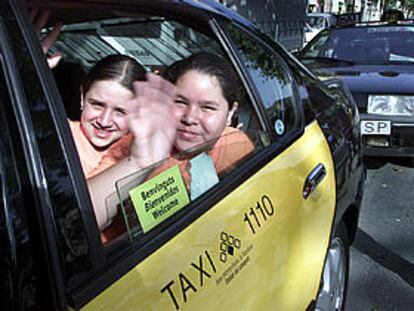 Dos niñas del Casal dels Infants del Raval en el taxi que las llevó ayer a Port Aventura.