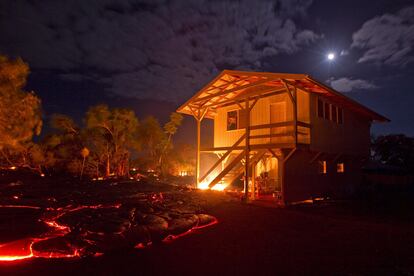 Vista general de la lava del volcán Kilauea acercándose a una residencia en Kalapana, Hawai (EE UU). El Kilauea es uno de los volcanes más activos del planeta, registrando importantes erupciones en las últimas dos décadas.