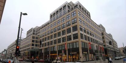 El edicifio TheQ, en Friedrichstrasse, en Berlín, que planea vender Amancio Ortega