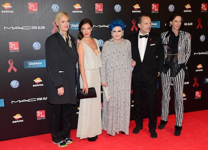 Desde la izquierda: Lucía Dominguín, Jara Domínguez Dominguín, Lucía Bosé, Miguel Bosé y Paola Dominguín, en Barcelona, en 2013.