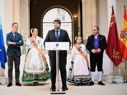 El presidente de la Región de Murcia, Fernando López Miras, recibe en el Palacio de San Esteban a las reinas de la Huerta y a sus damas de honor, dentro de los actos con motivo de las Fiestas de Primavera de Murcia, este lunes, en una imagen de la comunidad.