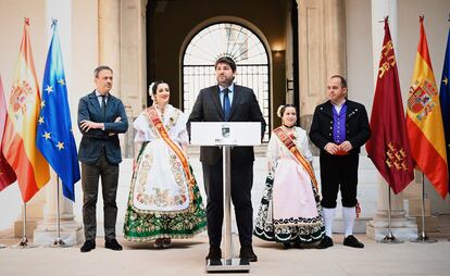 El presidente de la Región de Murcia, Fernando López Miras, recibe en el Palacio de San Esteban a las reinas de la Huerta y a sus damas de honor, dentro de los actos con motivo de las Fiestas de Primavera de Murcia, este lunes, en una imagen de la comunidad.