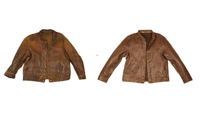A la izquierda, la chaqueta de cuero ‘Cossack’ que Einstein llevó en la portada de ‘Time’ en 1938. A la derecha, la réplica de Levi’s copia la del genio hasta en los más mínimos detalles.