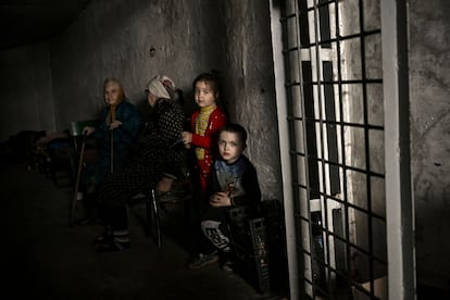 Unos niños y unas ancianas se escondían este martes en un refugio en Lisichansk para protegerse de los bombardeos que se producen en toda la región de Donbás (Ucrania).