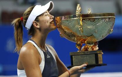 Muguruza recoge el trofeo en Pekín.