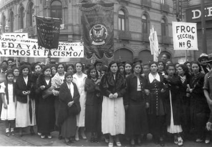 Obreras Textiles en una Manifestación Antifascista en México.