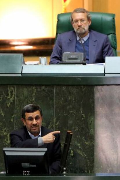 El presidente del parlamento iraní, Ali Lariyaní, escucha la intervención del presidente Mahmud Ahmadineyad el domingo 3 de febrero.