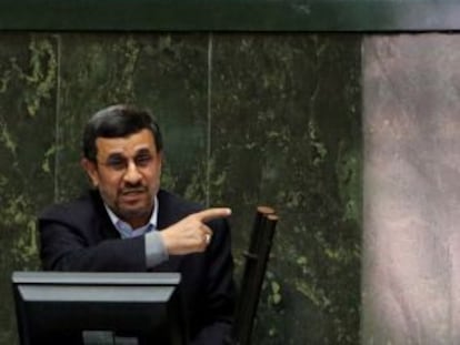 El presidente del parlamento iraní, Ali Lariyaní, escucha la intervención del presidente Mahmud Ahmadineyad el domingo 3 de febrero.