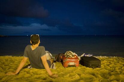 Un parell de turistes navarresos passen la nit a la Barceloneta.