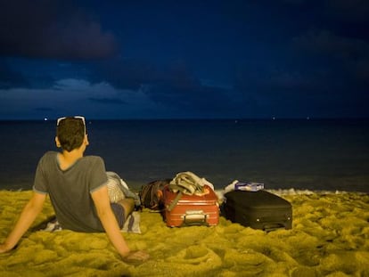 Un par de turistas navarros pasan la noche en la Barceloneta.