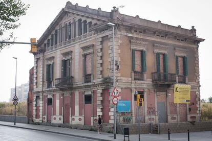 La Torre de la Sagrera, tapiada, a la espera de la rehabilitaci&oacute;n que empezar&aacute; el pr&oacute;ximo mes de septiembre.