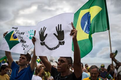 Las protestas han sido convocadas por grupos de la sociedad civil vinculados a los partidos de oposición, que también han manifestado su respaldo a las movilizaciones. En la imagen, protesta en la playa de Copacabana en Río de Janeiro (Brasil).