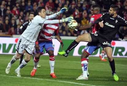 Jaime intenta despejar el balón ante John Córdoba 