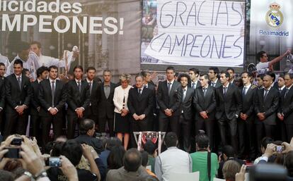 La plantilla, la junta directiva y el equipo técnico del Real Madrid junto a la presidenta de la Comunidad de Madrid Esperanza Aguirre en la sede del Gobierno regional para celebra el título de Liga 2011- 12