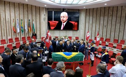 El presidente de Brasil, Michel Temer, asiste el s&aacute;bado al sepelio del juez de la Corte Suprema de Brasil, Teori Zavascki, en Porto Alegre.