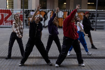 De izquierda a derecha Mire, Aru, Sopi, Claire, Irene y Rei durante el ensayo.