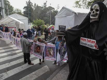 Protestas de los padres cerca de Los Pinos, en México DF