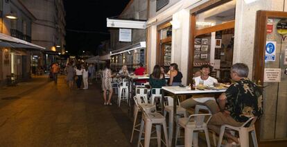 Personas consumen en las terrazas de establecimientos de Sansenxo, en Pontevedra, Galicia (España).