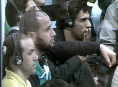 El Egipcio (segundo por la izquierda) escucha el testimonio por videoconferencia de su amigo Mourad Chabarou.