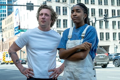 Una escena de 'The Bear', con Jeremy Allen White luciendo camiseta blanca.