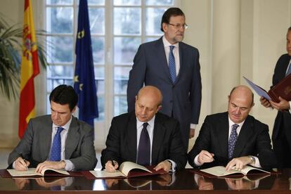 El presidente del Gobierno, Mariano Rajoy, preside en La Moncloa la firma de un convenio para extender el acceso a la banda ancha ultrarrápida (100 megas por segundo) de los centros docentes. En la foto, los ministros de Industria, José Manuel Soria; Educación, José Ignacio Wert; y de Economía, Luis de Guindos.