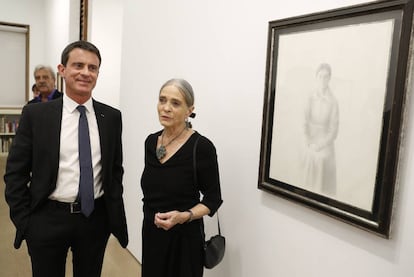 Manuel Valls, ex primer ministro de Francia, con su madre, Luisa Galfetti, en la exposici&oacute;n en la galer&iacute;a Fern&aacute;ndez-Braso sobre obra de su padre, Xavier Valls. 