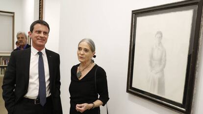 Manuel Valls, ex primer ministro de Francia, con su madre, Luisa Galfetti, en la exposición en la galería Fernández-Braso sobre obra de su padre, Xavier Valls.