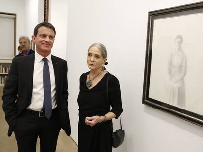 Manuel Valls, ex primer ministro de Francia, con su madre, Luisa Galfetti, en la exposici&oacute;n en la galer&iacute;a Fern&aacute;ndez-Braso sobre obra de su padre, Xavier Valls. 