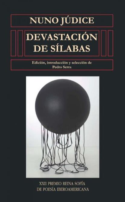 La poesía de Nuno Júdice (1949) constituye una de las aventuras literarias más interesantes del último medio siglo y ha sido objeto de la debida atención tanto en España como en Hispanoamérica. Dueño de una cadencia y de un lenguaje lírico absolutamente personal y singular, su poesía desgrana, siempre en voz baja, el enigma de la realidad y el afán de las palabras por acercarse a su misterio. En pocos poetas encontramos como en Júdice una capacidad semejante para reflexionar sobre el sentido del poema y las palabras que, construyéndolo, nombran el mundo, sabedor de que “la poesía corrompe los dedos que escriben”. FICHA: 'Devastación de sílabas'. Autor: Nuno Júdice. Traducción: Pedro Serra. Universidad de Salamanca, 2013.