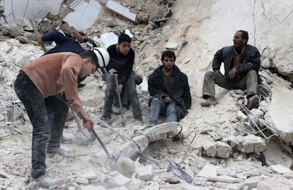 B&uacute;squeda de supervivientes entre los restos de un edificio bombardeado cerca de Alepo.
 