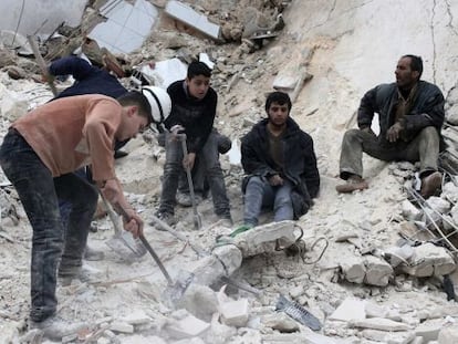 B&uacute;squeda de supervivientes entre los restos de un edificio bombardeado cerca de Alepo.
 