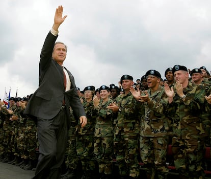 Visita de Bush a las tropas en una base militar del Estado de Nueva York, antes de que viajen a Afganistán, en 2002.