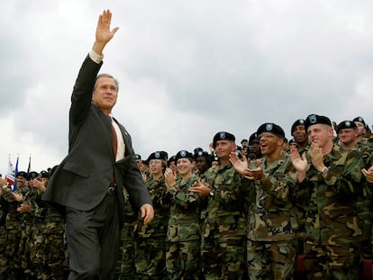 Visita de Bush a las tropas en una base militar del Estado de Nueva York, antes de que viajen a Afganistán, en 2002.